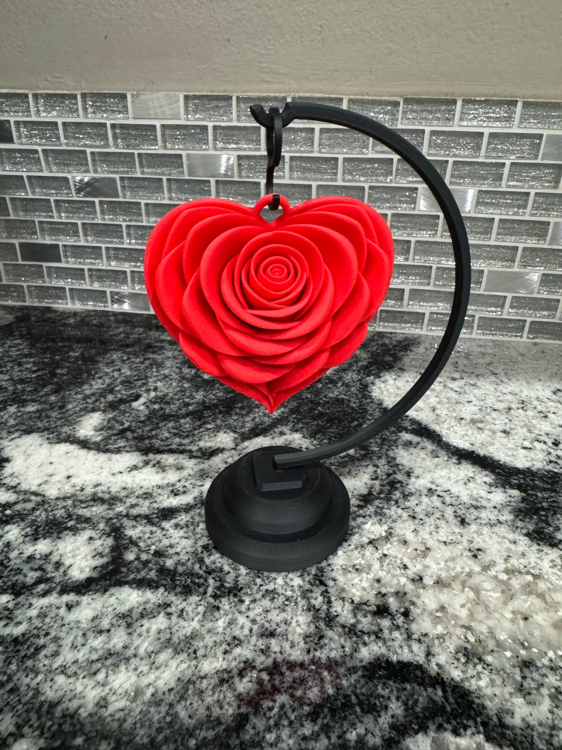 Ruža U Obliku Srca Sa Postoljem - Dekoracija